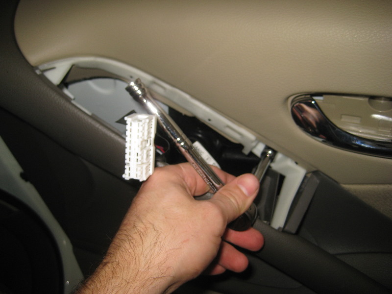 Nissan-Murano-Interior-Door-Panels-Removal-Guide-042