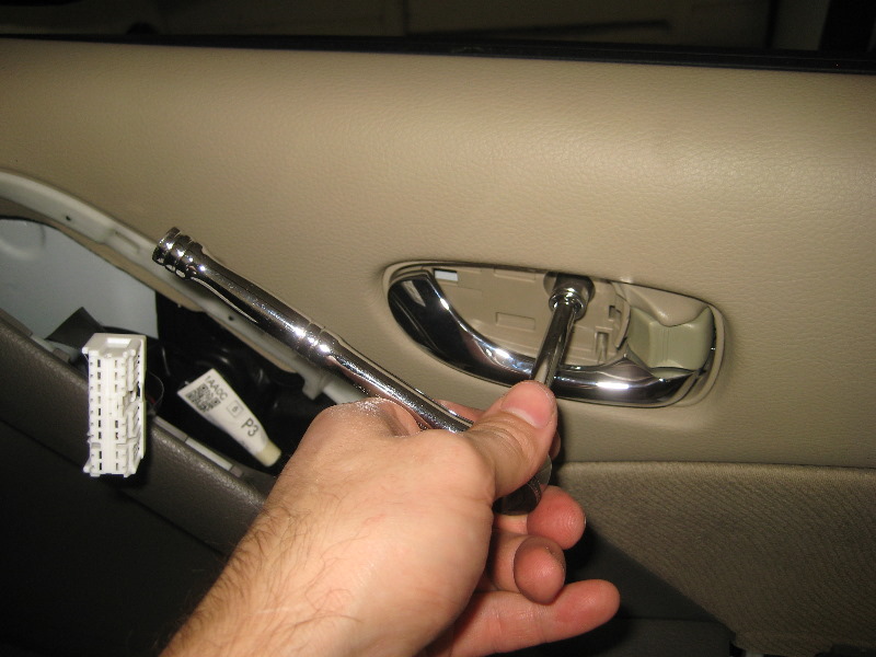 Nissan-Murano-Interior-Door-Panels-Removal-Guide-043