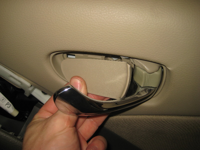 Nissan-Murano-Interior-Door-Panels-Removal-Guide-044