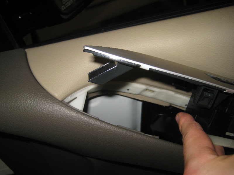 Nissan-Murano-Interior-Door-Panels-Removal-Guide-047