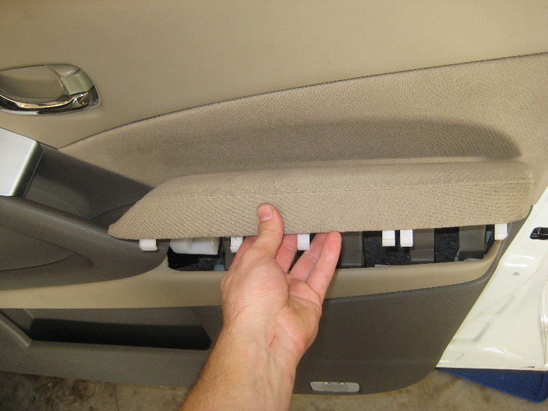 Nissan-Murano-Interior-Door-Panels-Removal-Guide-049