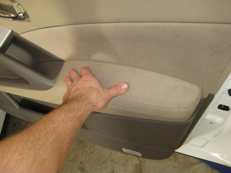 Nissan-Murano-Interior-Door-Panels-Removal-Guide-050