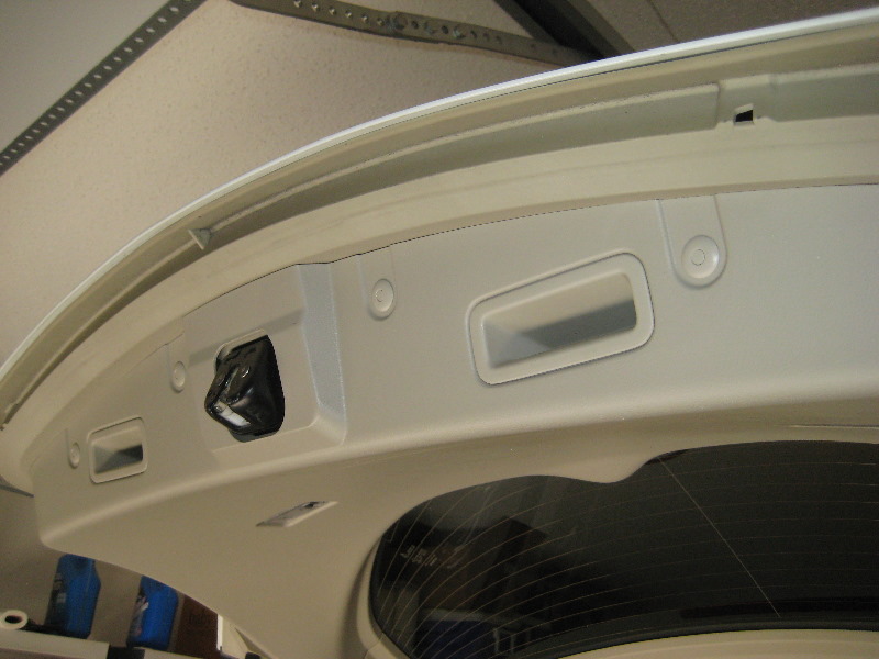 Nissan-Murano-License-Plate-Light-Bulbs-Replacement-Guide-002