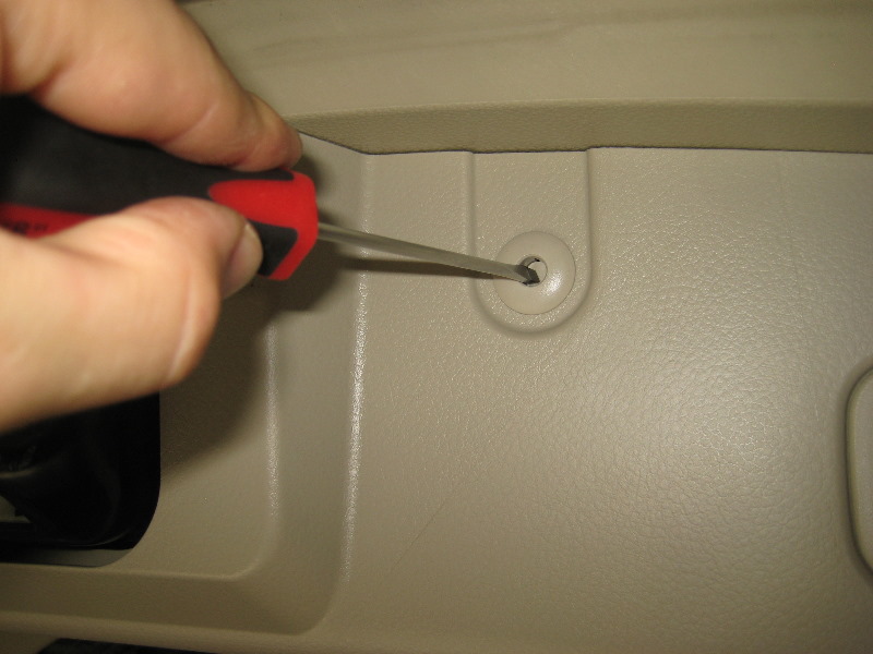 Nissan-Murano-License-Plate-Light-Bulbs-Replacement-Guide-005