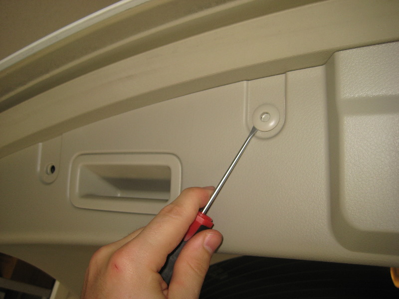 Nissan-Murano-License-Plate-Light-Bulbs-Replacement-Guide-006