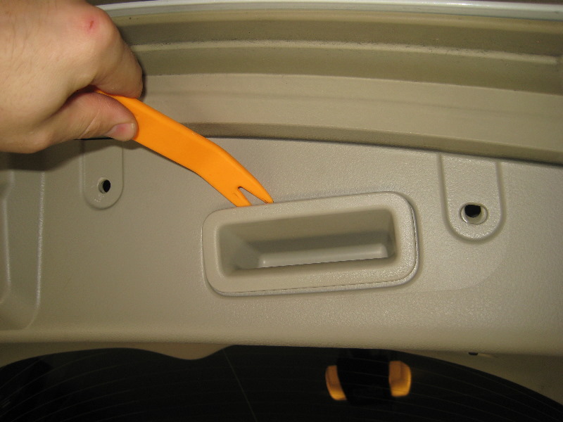 Nissan-Murano-License-Plate-Light-Bulbs-Replacement-Guide-008