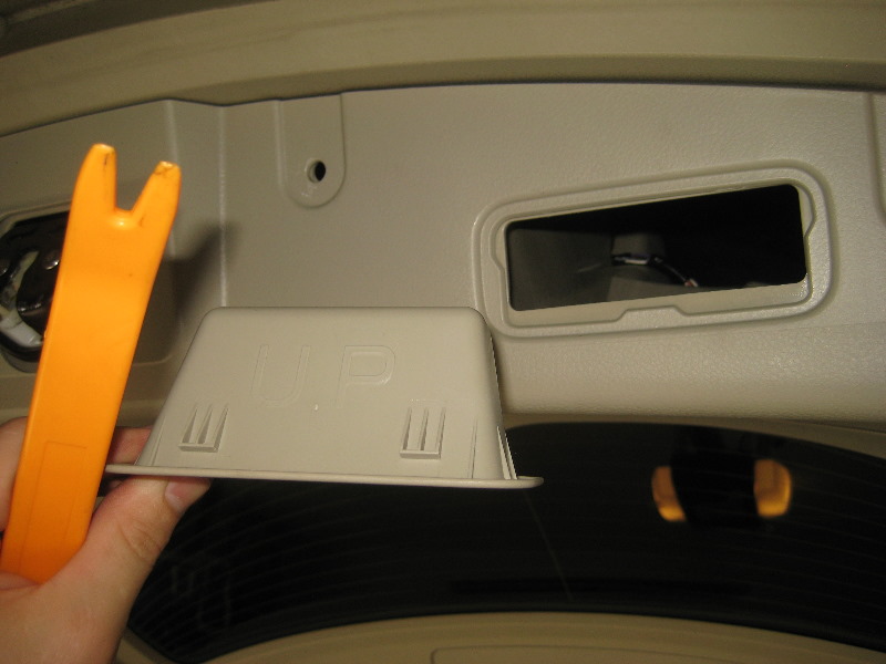 Nissan-Murano-License-Plate-Light-Bulbs-Replacement-Guide-009