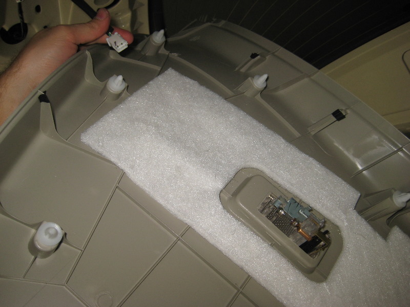 Nissan-Murano-License-Plate-Light-Bulbs-Replacement-Guide-014