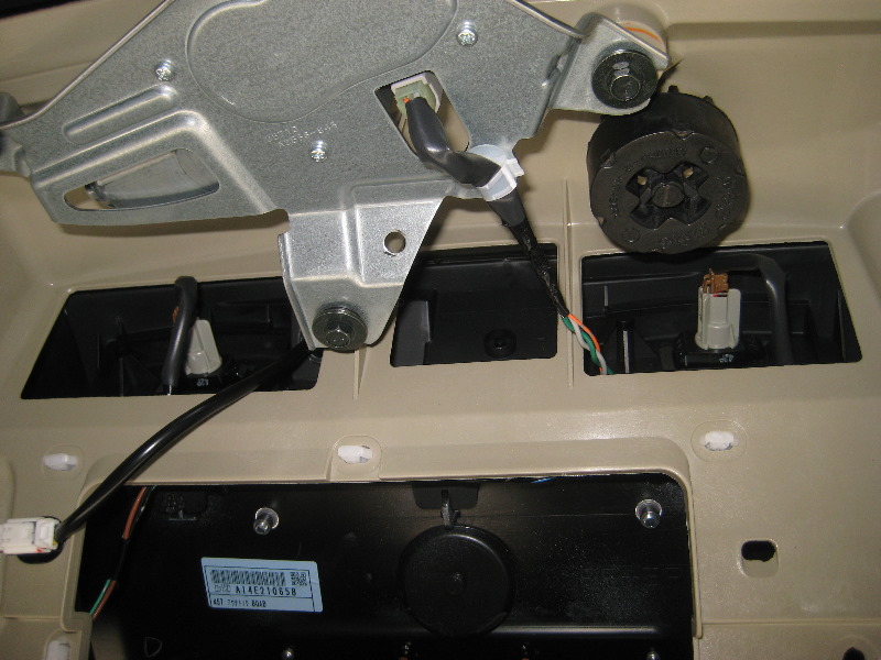 Nissan-Murano-License-Plate-Light-Bulbs-Replacement-Guide-015