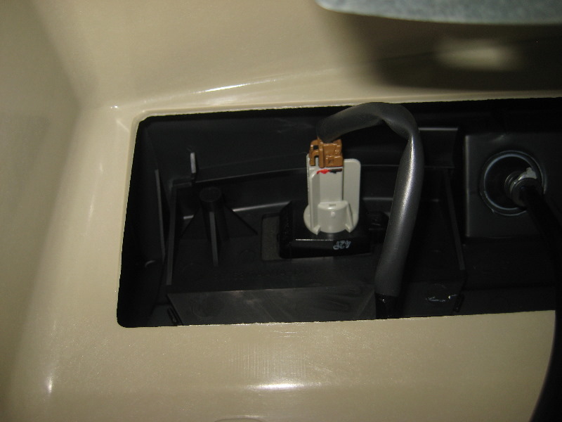 Nissan-Murano-License-Plate-Light-Bulbs-Replacement-Guide-016