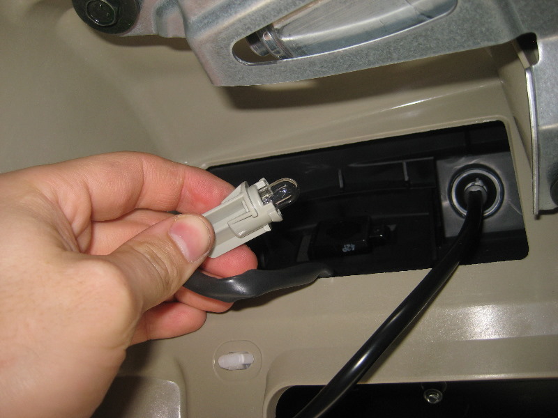 Nissan-Murano-License-Plate-Light-Bulbs-Replacement-Guide-018