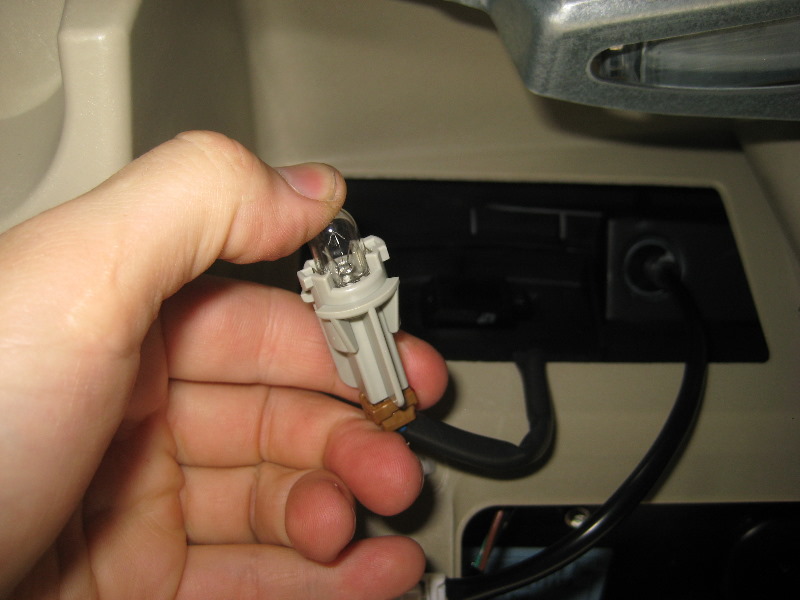 Nissan-Murano-License-Plate-Light-Bulbs-Replacement-Guide-021