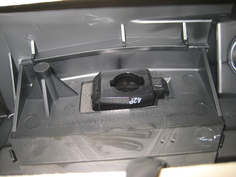 Nissan-Murano-License-Plate-Light-Bulbs-Replacement-Guide-022