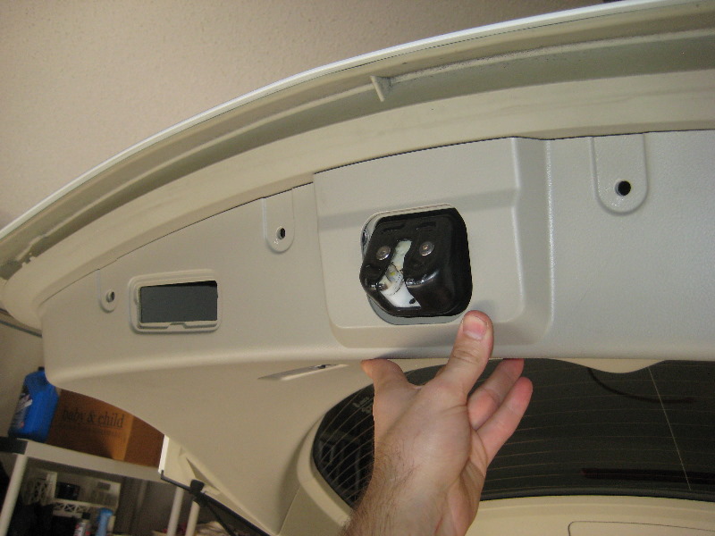 Nissan-Murano-License-Plate-Light-Bulbs-Replacement-Guide-027