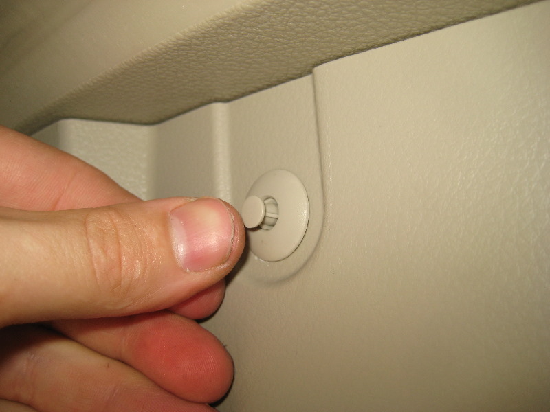 Nissan-Murano-License-Plate-Light-Bulbs-Replacement-Guide-031