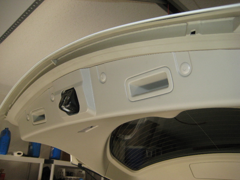 Nissan-Murano-License-Plate-Light-Bulbs-Replacement-Guide-032