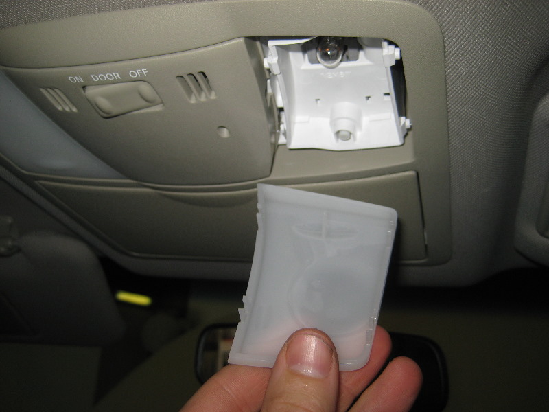 Nissan-Murano-Map-Light-Bulbs-Replacement-Guide-003