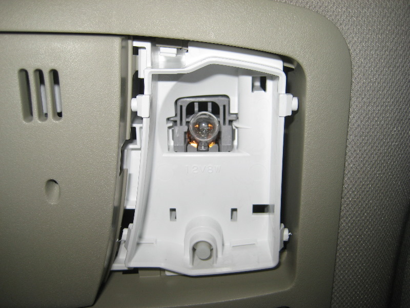 Nissan-Murano-Map-Light-Bulbs-Replacement-Guide-004