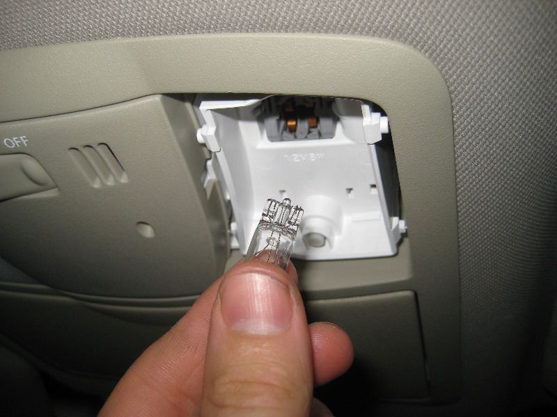 Nissan-Murano-Map-Light-Bulbs-Replacement-Guide-005