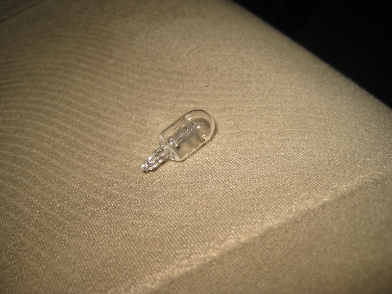 Nissan-Murano-Map-Light-Bulbs-Replacement-Guide-006