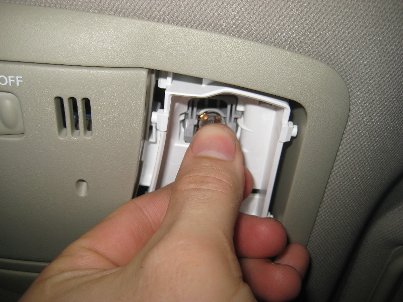 Nissan-Murano-Map-Light-Bulbs-Replacement-Guide-007