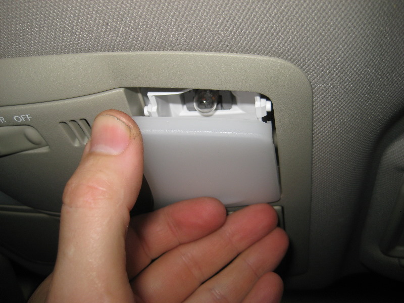 Nissan-Murano-Map-Light-Bulbs-Replacement-Guide-008