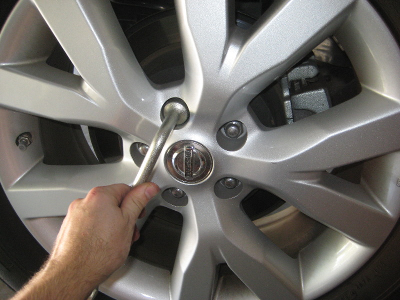 Nissan-Murano-Rear-Disc-Brake-Pads-Replacement-Guide-004