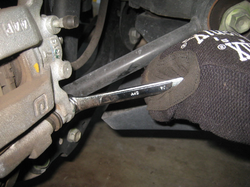 Nissan-Murano-Rear-Disc-Brake-Pads-Replacement-Guide-007