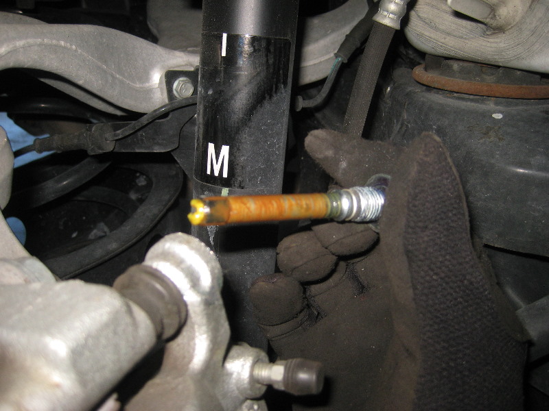 Nissan-Murano-Rear-Disc-Brake-Pads-Replacement-Guide-008