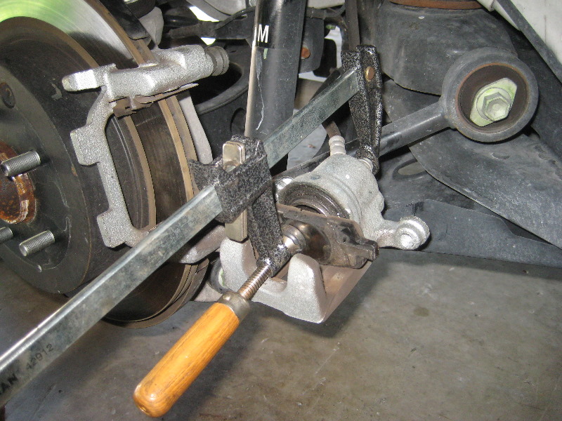 Nissan-Murano-Rear-Disc-Brake-Pads-Replacement-Guide-014