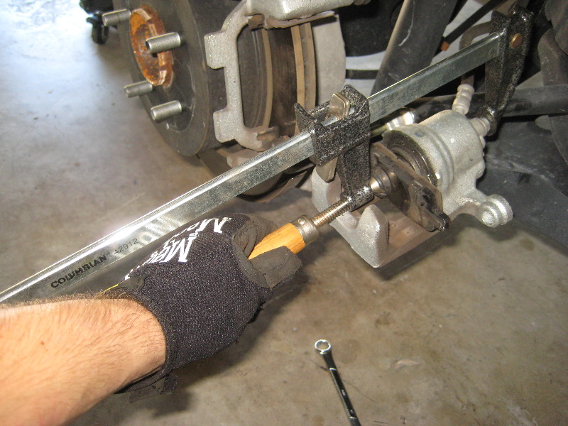 Nissan-Murano-Rear-Disc-Brake-Pads-Replacement-Guide-017