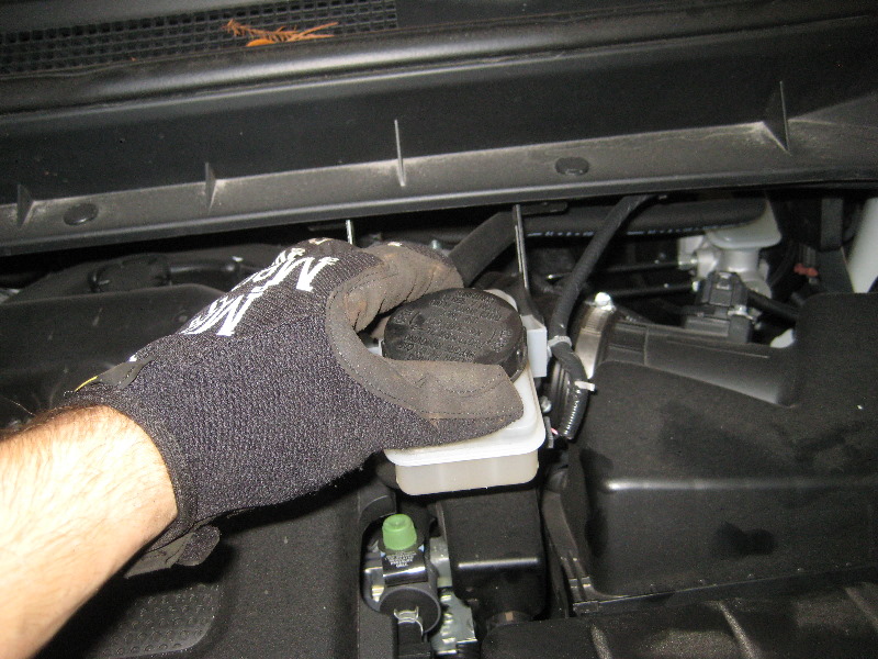 Nissan-Murano-Rear-Disc-Brake-Pads-Replacement-Guide-018