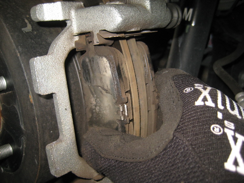 Nissan-Murano-Rear-Disc-Brake-Pads-Replacement-Guide-021