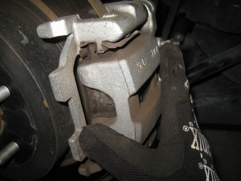 Nissan-Murano-Rear-Disc-Brake-Pads-Replacement-Guide-022