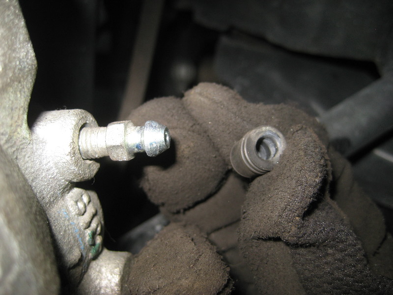 Nissan-Murano-Rear-Disc-Brake-Pads-Replacement-Guide-028