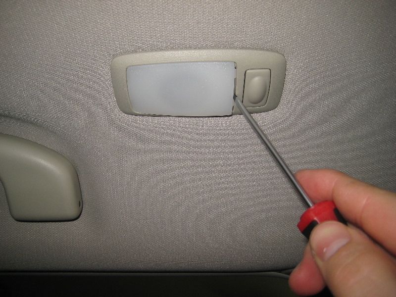 Nissan-Murano-Rear-Passenger-Reading-Light-Bulb-Replacement-Guide-002