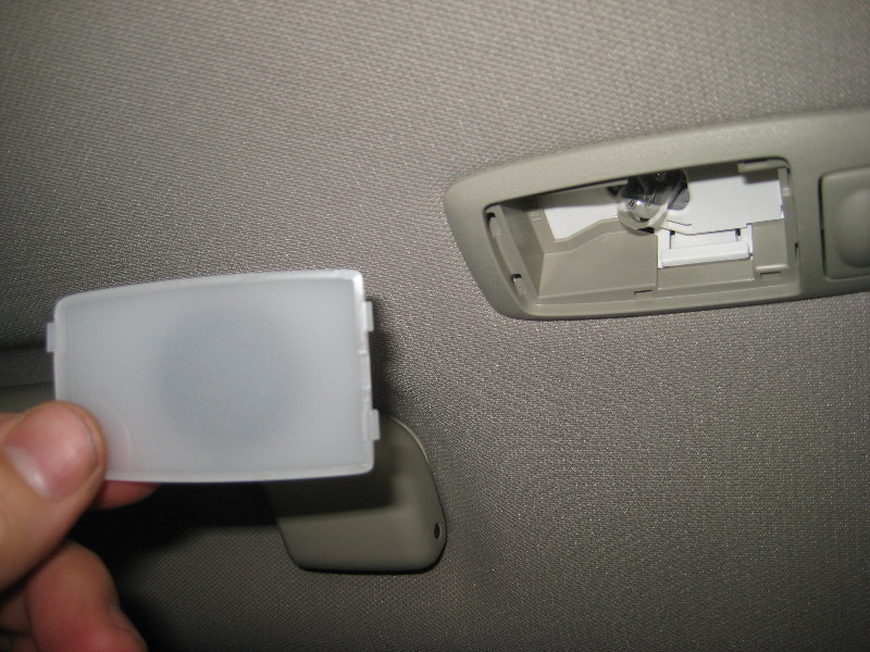 Nissan-Murano-Rear-Passenger-Reading-Light-Bulb-Replacement-Guide-003