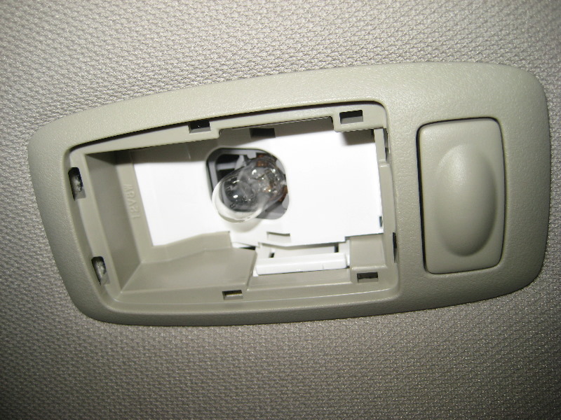 Nissan-Murano-Rear-Passenger-Reading-Light-Bulb-Replacement-Guide-004