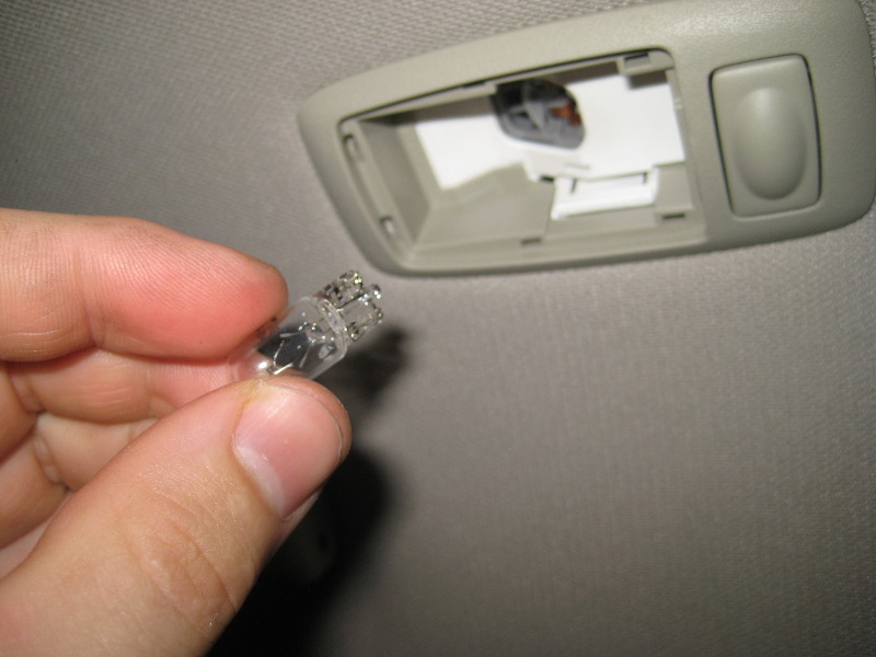 Nissan-Murano-Rear-Passenger-Reading-Light-Bulb-Replacement-Guide-005