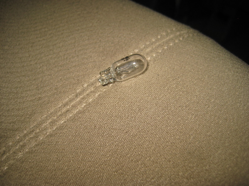 Nissan-Murano-Rear-Passenger-Reading-Light-Bulb-Replacement-Guide-007