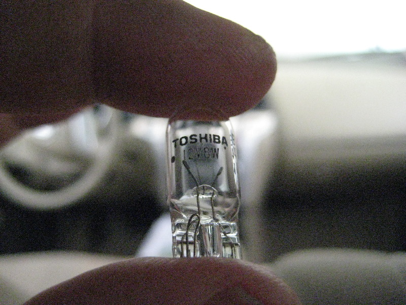 Nissan-Murano-Rear-Passenger-Reading-Light-Bulb-Replacement-Guide-008