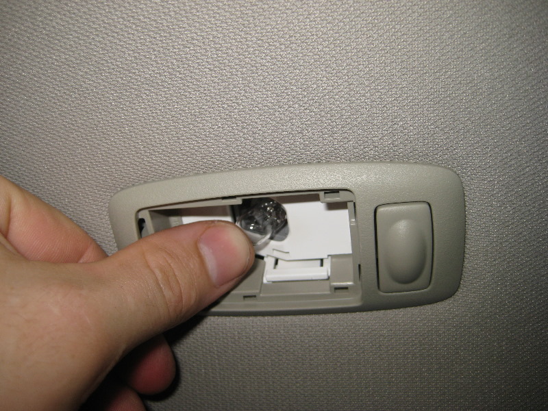 Nissan-Murano-Rear-Passenger-Reading-Light-Bulb-Replacement-Guide-009