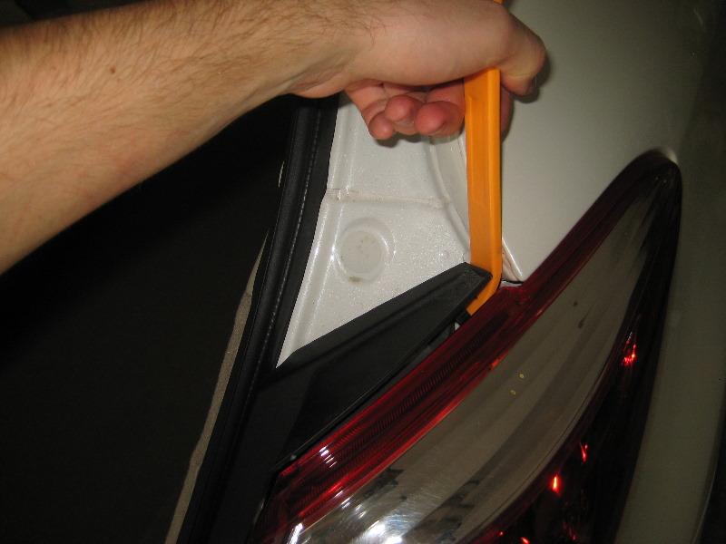 Nissan-Murano-Tail-Light-Bulbs-Replacement-Guide-003