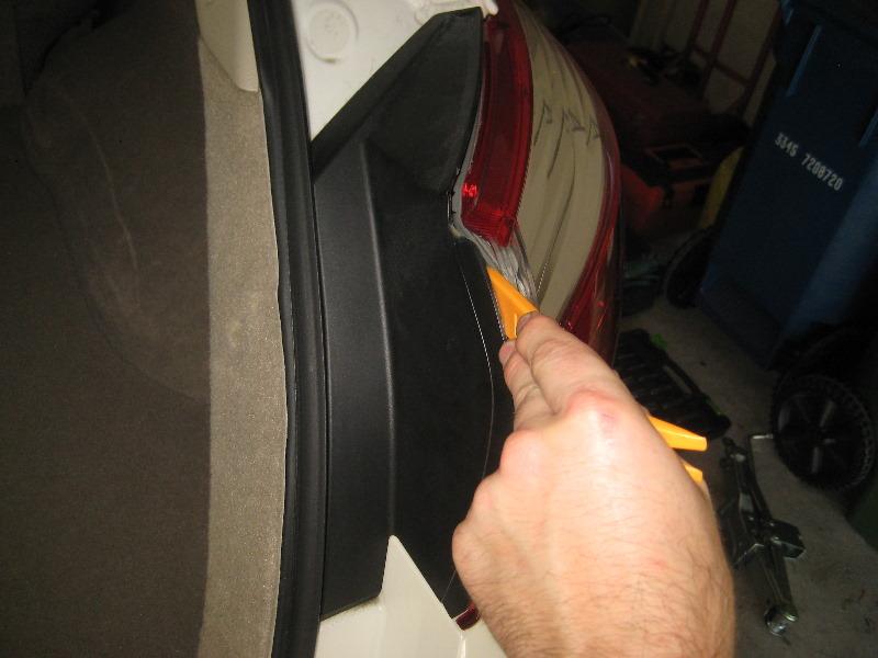 Nissan-Murano-Tail-Light-Bulbs-Replacement-Guide-004