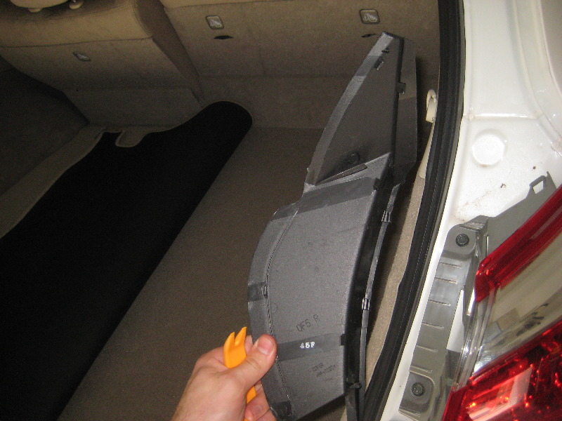 Nissan-Murano-Tail-Light-Bulbs-Replacement-Guide-005