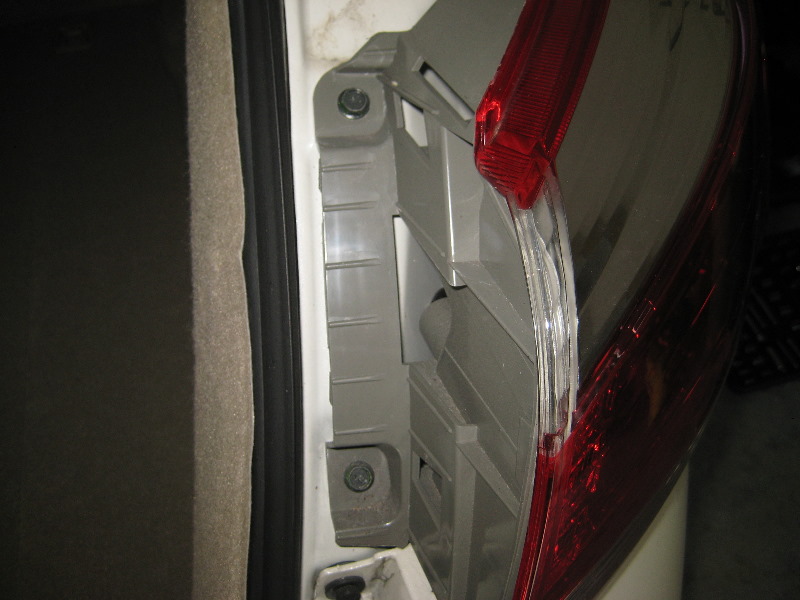 Nissan-Murano-Tail-Light-Bulbs-Replacement-Guide-006