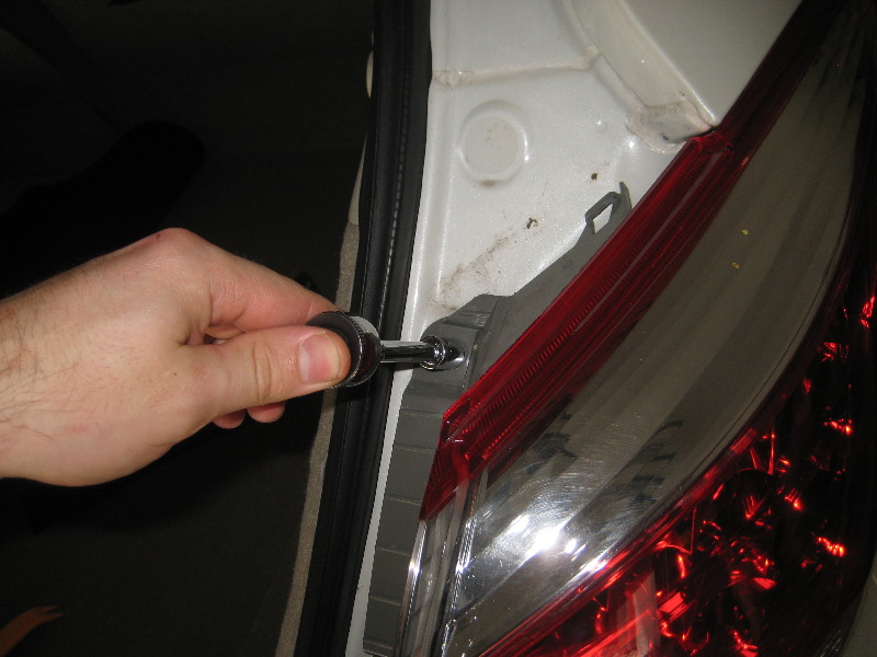 Nissan-Murano-Tail-Light-Bulbs-Replacement-Guide-008