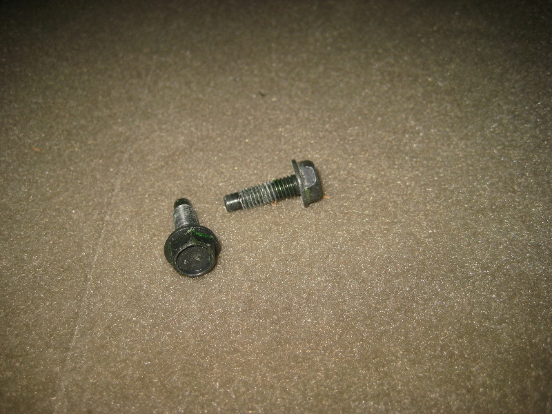 Nissan-Murano-Tail-Light-Bulbs-Replacement-Guide-009