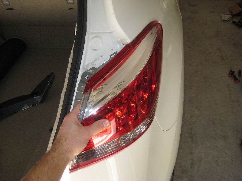 Nissan-Murano-Tail-Light-Bulbs-Replacement-Guide-010