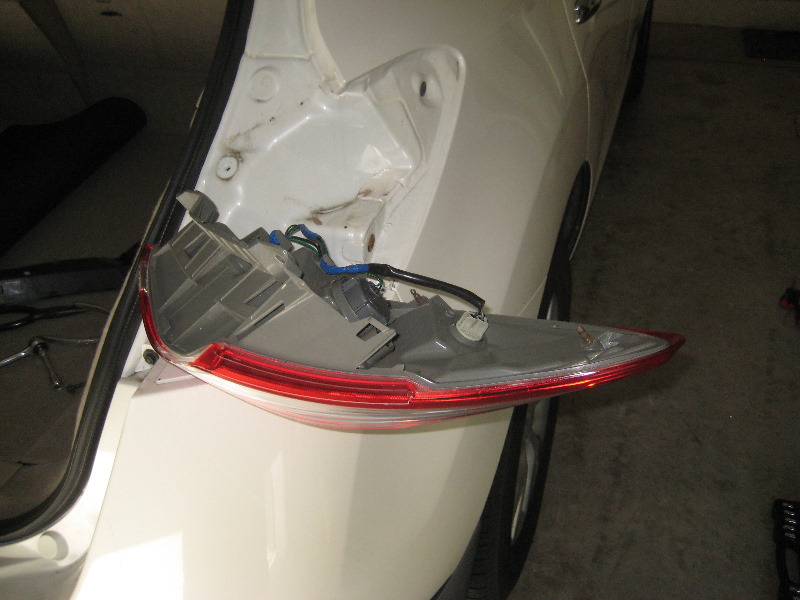 Nissan-Murano-Tail-Light-Bulbs-Replacement-Guide-011